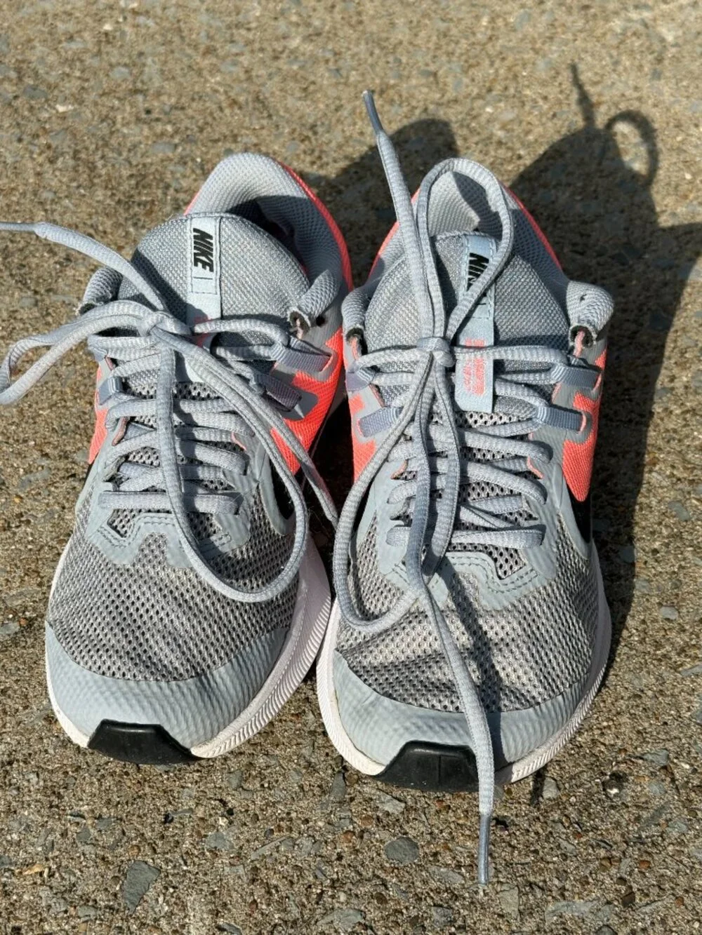 Nike Downshifter 9 Girls 3.5Y Gray Coral Sneakers Sporty Y2K Athleisure Gym 4109